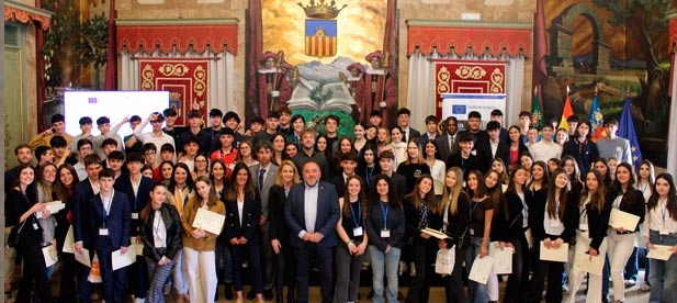 Cerca de 100 alumnos de la Escuela Mentora del Parlamento Europeo y de las dos Escuelas Embajadoras del Parlamento Europeo en la provincia de Castellón participan en esta jornada en la que han conocido el Parlamento Europeo