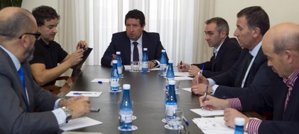 Javier Moliner ha convocado a los grupos de la oposición en Junta de Portavoces para informarles de la modificación del Reglamento de Honores de la institución