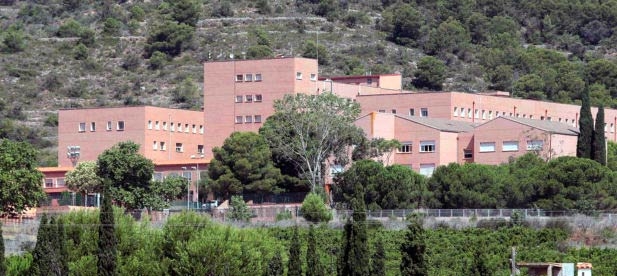 El Síndic de Greuges advierte de la saturación de los centros públicos que el PSOE cierra, como Penyeta Roja, para asignar a los menores a centros privados y concertados