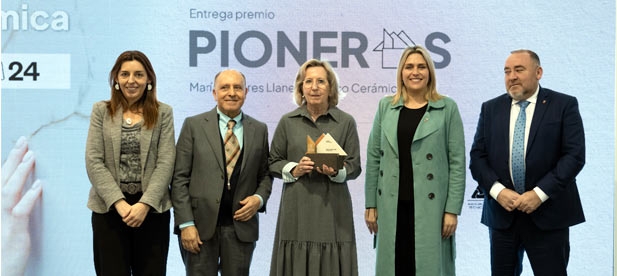 La presidenta de la Diputación hace entrega de la primera edición del galardón a María Dolores Llanes, una visionaria cuyo trabajo ha marcado un antes y un después en la industria de la cerámica de la provincia