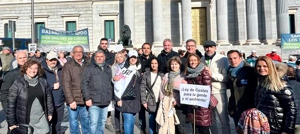 Representantes del Partido Popular de la provincia, alcaldes y portavoces se manifiestan en Madrid y exigen una ley “para las personas y el medio ambiente alejada de sectarismos”