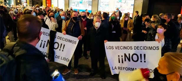 Anoche más de 300 castellonenses volvieron a decir No a la reforma de la Avenida de Lidón que nadie ha pedido y que nadie quiere