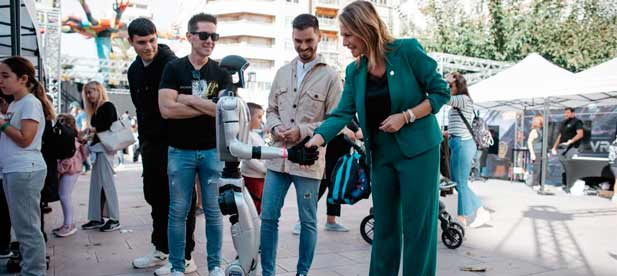 "Esta propuesta innovadora, centrada en la tecnología, con la realidad virtual como protagonista ha sido todo un acierto entre los jóvenes", ha manifestado la primera edil que ha estado acompañada del concejal de juventud, Cristian Ramírez "Esta propuesta innovadora, centrada en la tecnología, con la realidad virtual como protagonista ha sido todo un acierto entre los jóvenes", ha manifestado la primera edil que ha estado acompañada del concejal de juventud, Cristian Ramírez