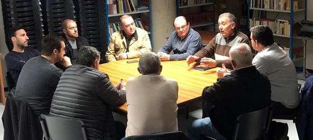 Sales, portavoz del PP en la Diputación, se reúne en Les Useres con alcaldes y portavoces de poblaciones del entorno del santuario que exigen ayudas para prosperar.