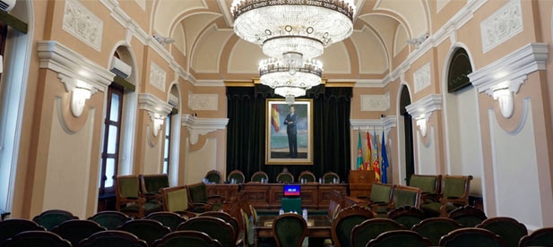 Toledo: "Si el salón de plenos resulta inadecuado para acoger a los 27 concejales que conforman la corporación municipal, en la ciudad existen varios espacios susceptibles de ser acondicionados con garantías de seguridad suficientes"