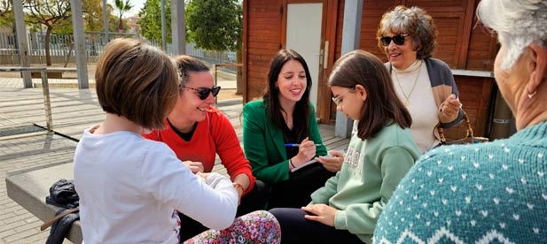 La líder del PP en la localidad comparte una chocolatada con las familias en un parque infantil con el reto "de seguir escuchando a mi pueblo.