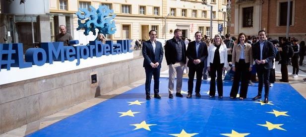La institución provincial, a través de su Centro Oficial de información europea, Europe Direct Castellón, ha realizado hoy en la plaza de Las Aulas, la primera de las cuatro jornadas enmarcadas en el Tour Europa con motivo de los próximos comicios