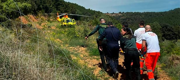 El ciclista, que resultó herido al caer en una pista forestal, movilizó a Guardia Civil y al parque de bomberos de l'Alcalatén. Evacuado por el helicóptero medicalizado, el piloto tuvo que aterrizar en una finca privada a falta del helipuerto reclamado