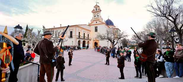 Tras la entrada de la "Tornà" en el Forn del Pla, ha tenido lugar el acto de "Les Tres Caigudes", uno de los más simbólicos de este día grande de las fiestas. Tras la entrada de la "Tornà" en el Forn del Pla, ha tenido lugar el acto de "Les Tres Caigudes", uno de los más simbólicos de este día grande de las fiestas.
